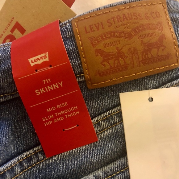 Levi’s 711 medium wash Skinny jeans sz 26 x 30 NWT - Picture 3 of 5